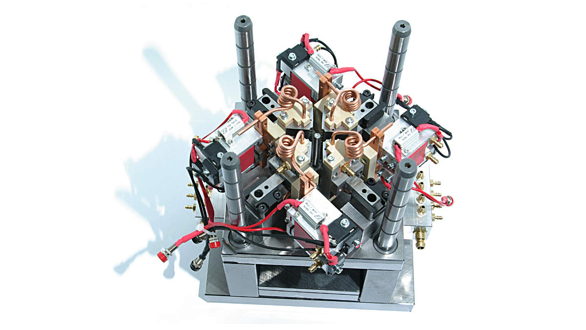 Kunststoffspritzgießwerkzeug mit integrierten Induktionsgeneratoren