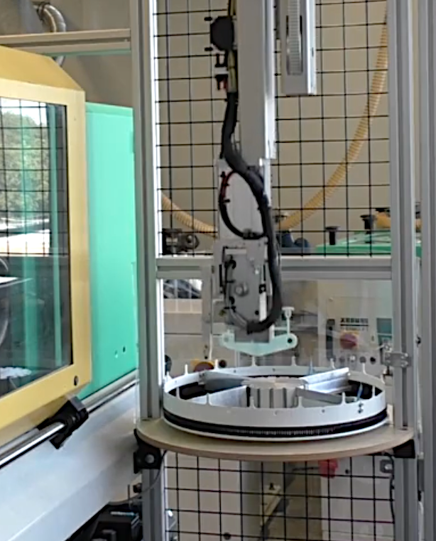 Blick auf ein Handlingsystem an einer Spritzgießmaschine